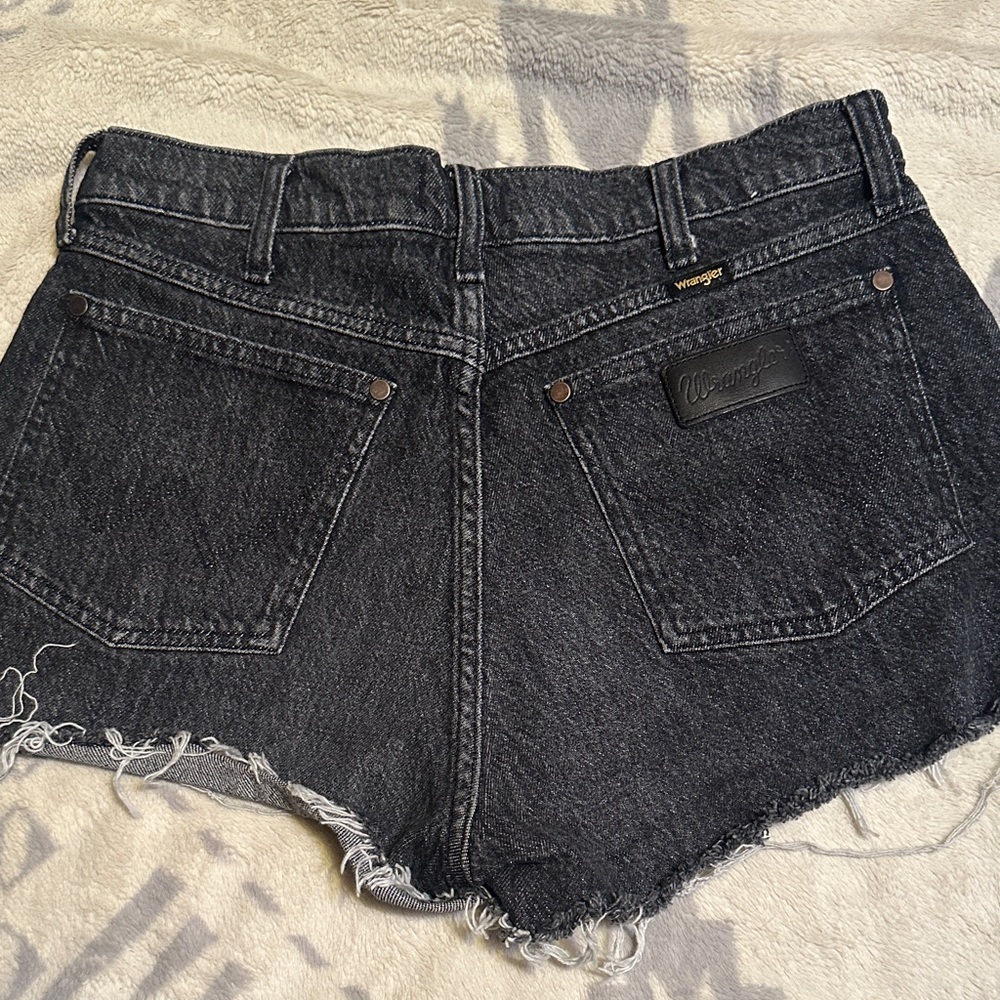 Wrangler women’s Black raw hem Jean Shorts size 29